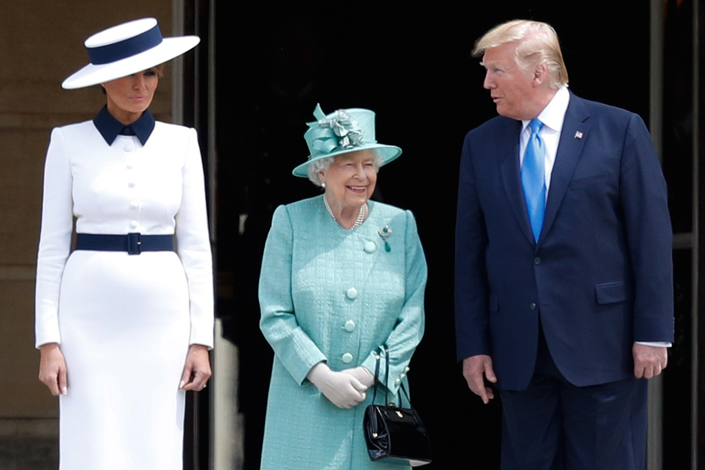 Melania Trump, Queen Elizabeth II. und Donald Trump (Bild: Adrian Dennis/AFP)