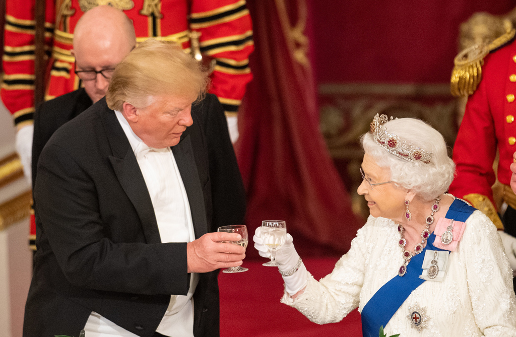 US-Präsident Donald Trump und Queen Elizabeth (Bild: Dominic Lipinski/Pool/AFP)
