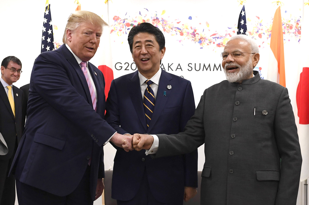 US-Präsident Donald Trump, Japans Premier Shinzo Abe und Indiens Premier Narendra Modi beim G20-Gipfel in Osaka (Bild: Carl Court/Pool/AFP)
