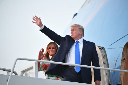 US-Präsident Donald Trump und First Lady Melania kurz vor ihrem Abflug nach Großbritannien (Bild: Mandel Ngan/AFP)