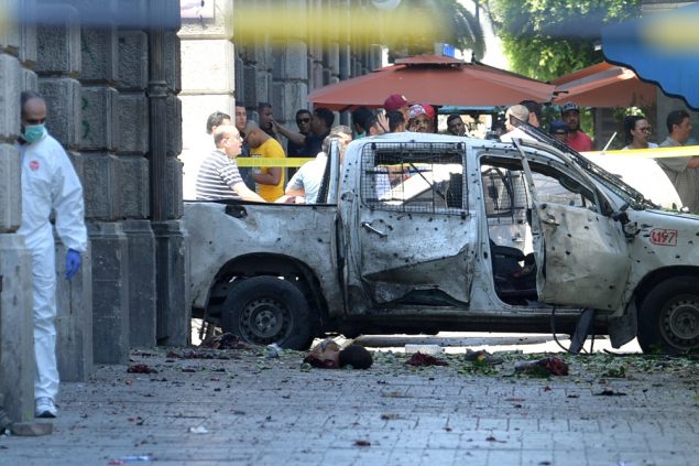 Nach Selbstmordanschlag in Tunis: Forensiker arbeitet neben zerstörtem Wagen (Bild: Fethi Belaid/AFP)