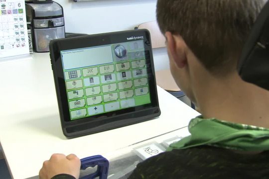 Unterstützte Kommunikation: Hilfe für sprachbehinderte Menschen (Bild: BRF Fernsehen)