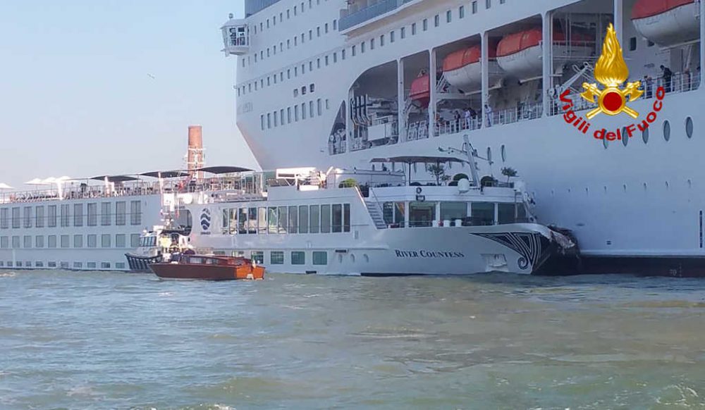 Kreuzfahrtschiff rammt Touristenboot