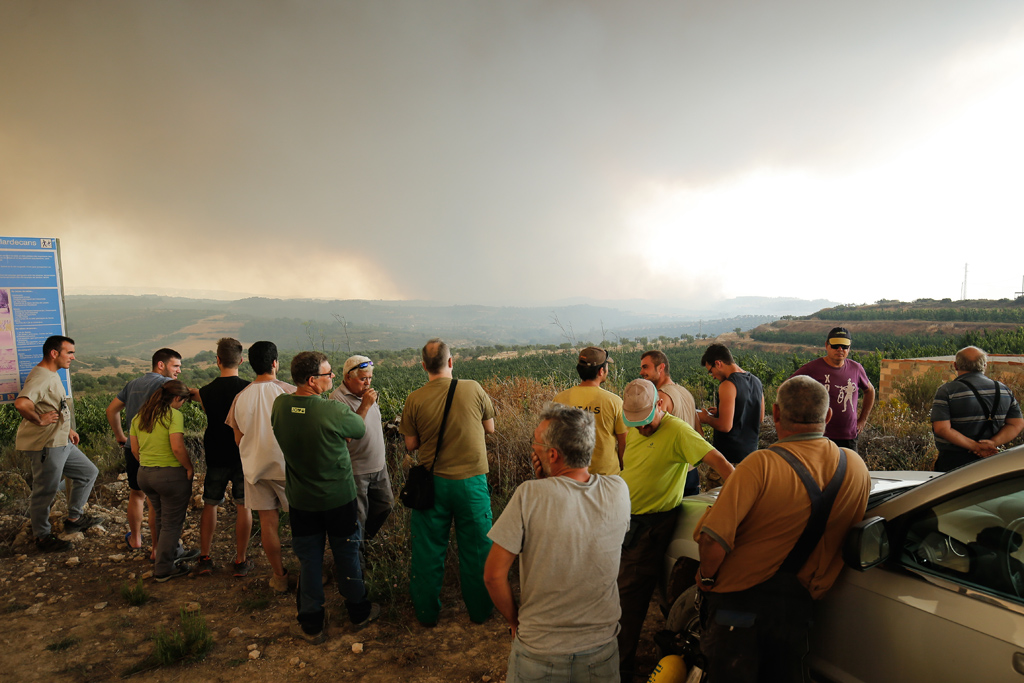 Einwohner beobachten den Waldbrand südwestlich der Stadt Tarragona (Bild: Pau Barrena/AFP)