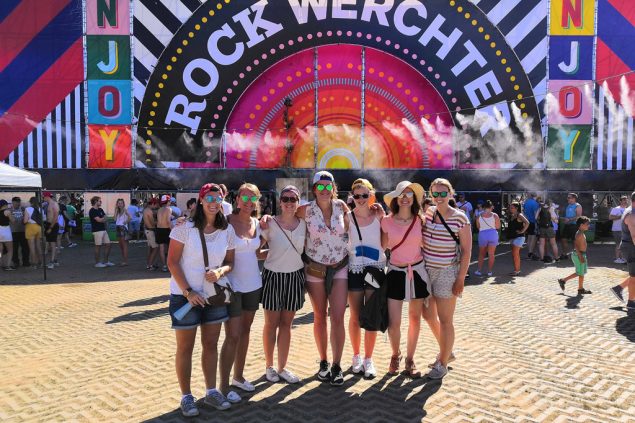 Die sieben Ex-KLJ-Leiterinnen aus Eynatten sind zum ersten Mal bei Rock Werchter (Bild: Christophe Ramjoie/BRF)