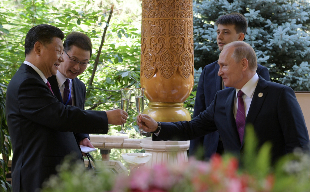 Xi Jinping und Wladimir Putin stoßen an (Bild: Alexei Druzhinin/Sputnik/AFP)