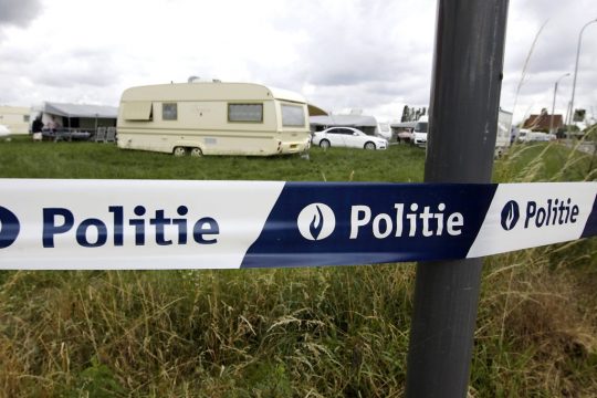 Wohnwagen auf abgeriegeltem Feld