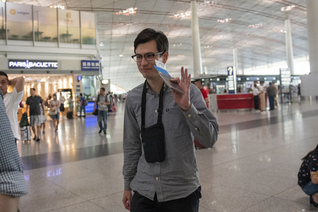 Der australische Student am Flughafen von Peking (Bild: Nicolas Asfouri/AFP)