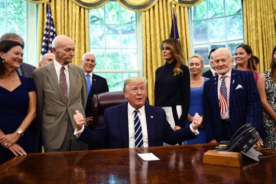Donald undMelania Trump mit den Astronauten Michael Collins (l.) und Buzz Aldrin (r.) und deren Angehörigen (Bild: Brendan Smialowski/AFP)