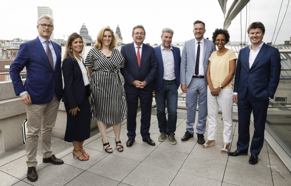 Die neue Regierung der Region Brüssel-Hauptstadt: Bernard Clerfayt (Défi), Nawal Ben Hamou (PS), Elke Van den Brandt (Groen), MP Rudi Vervoort (PS), Alain Maron (Ecolo), Pascal Smet (One.Brussels-SP.A), Barbara Trachte (Ecolo) und Sven Gatz (Open VLD) - Bild: Thierry Roge/Belga