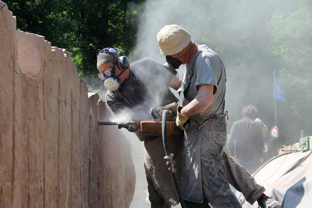 Sandstein zu bearbeiten, ist nicht ungefährlich: Ein Staubschutz für die Lunge muss sein (Bild: Michaela Brück/BRF)