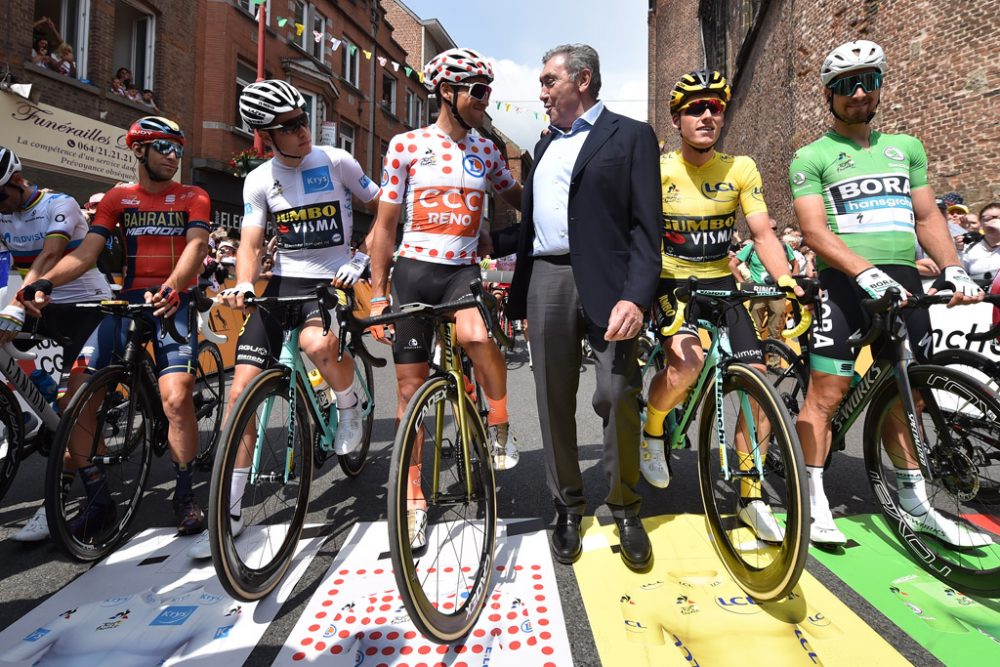 Wout Van Aert, Greg Van Avermaet, Eddy Merckx, Mike Teunissen und Peter Sagan beim Start der dritten Etappe der Tour de France 2019 in Binche (Bild: David Stockman/Belga)