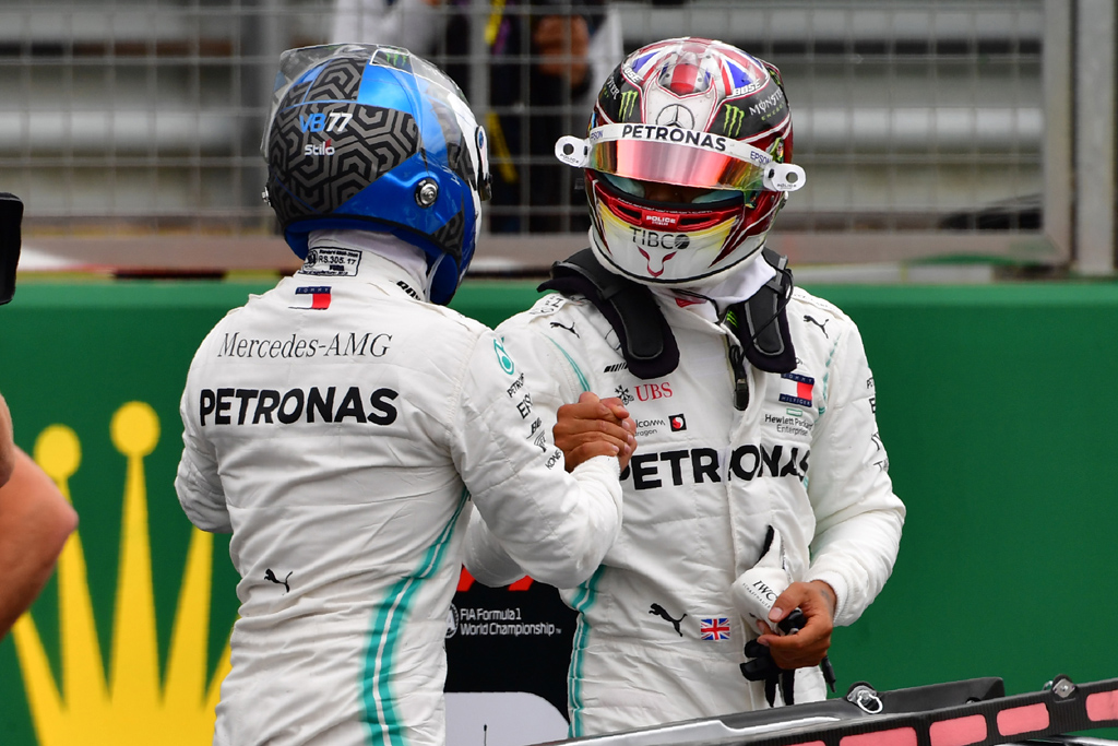 Valtteri Bottas und Lewis Hamilton (Bild: Andrej Isakovic/AFP)