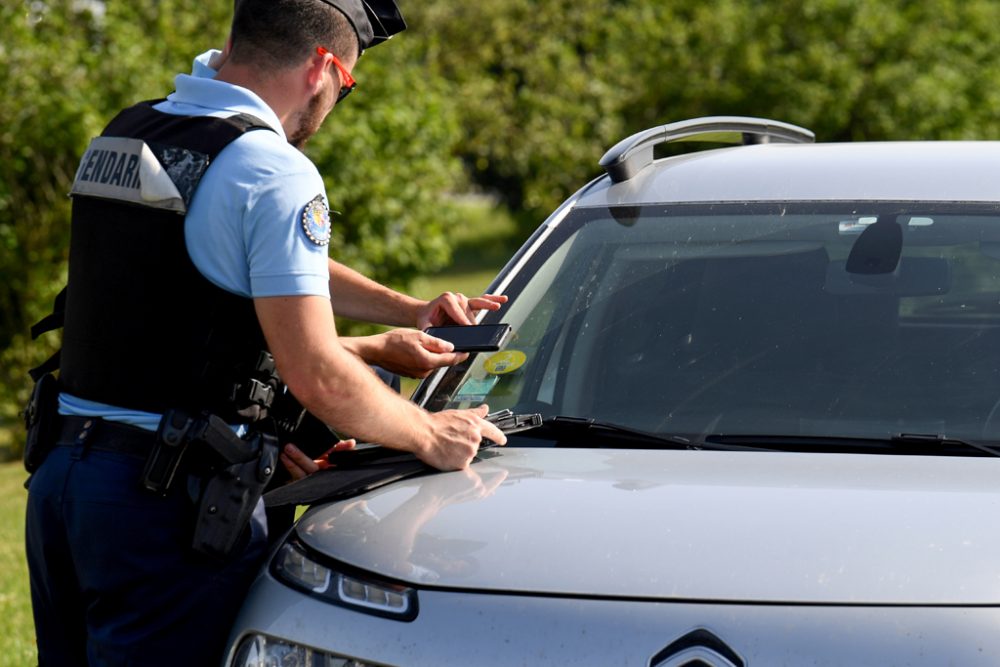 Französische Gendarmerie bei der Kontrolle der Crit'Air-Vignetten (Bild: Jean-Pierre Clatot/AFP)