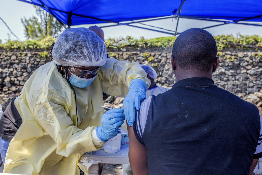 Kongolese erhält eine Ebola-Impfung in Goma (Bild: Pamela Tulizo/AFP)