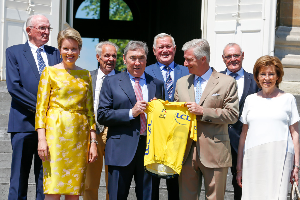 Eddy Merckx überreicht König Philippe ein gelbes Trikot (Bild: Nicolas Maeterlinck/Belga)