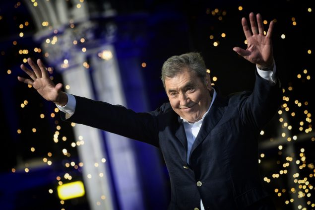 Eddy Merckx am Donnerstag bei der Team-Präsentation auf der Grand Place in Brüssel (Bild: Yorick Jansens/Belga)