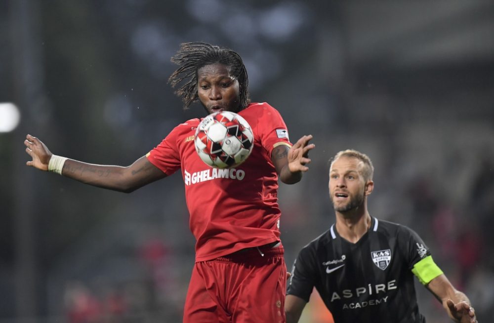 Dieumerci Mbokani und Siebe Blondelle (Bild: John Thys/Belga)