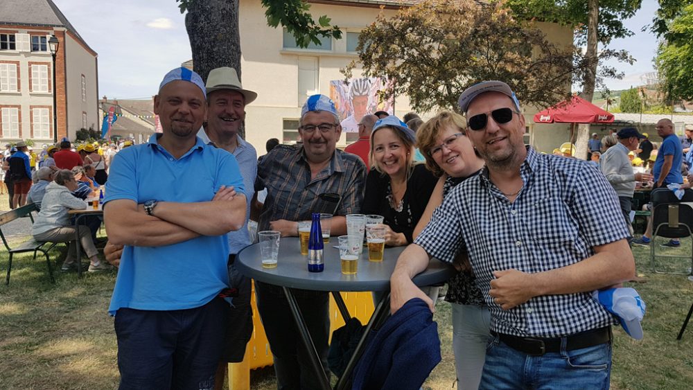 Familie Trost aus Lommersweiler verfolgt die dritte Etappe der Tour de France in Damery (Bild: Christophe Ramjoie/BRF)