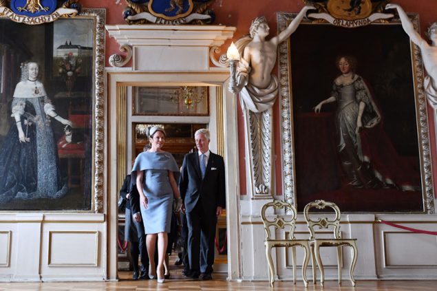 Königin Mathilde und König Philippe im Schloss Friedenstein in Gotha (Bild: Martin Schutt/DPA/AFP)