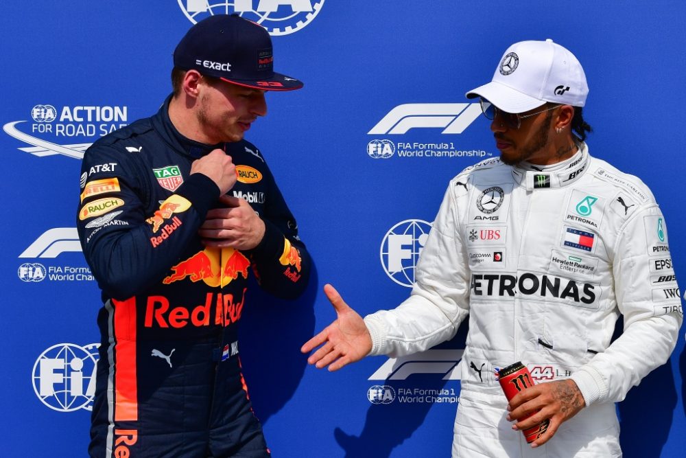 Lewis Hamilton und Max Vestappen (l.) starten aus der ersten Reihe