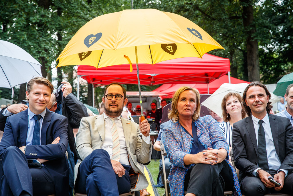 Vincent Van Quickenborne, Bürgermeister von Kortrijk (2.v.l.), und die flämische Ministerpräsidentin Liesbeth Homans am Mittwoch bei de Feierlichkeiten zum flämischen Festtag (Bild: Kurt Desplenter/Belga)