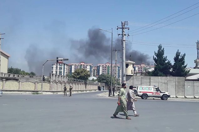 Rauchwolke über dem Anschlagsort in Kabul (Bild: STR/AFP)
