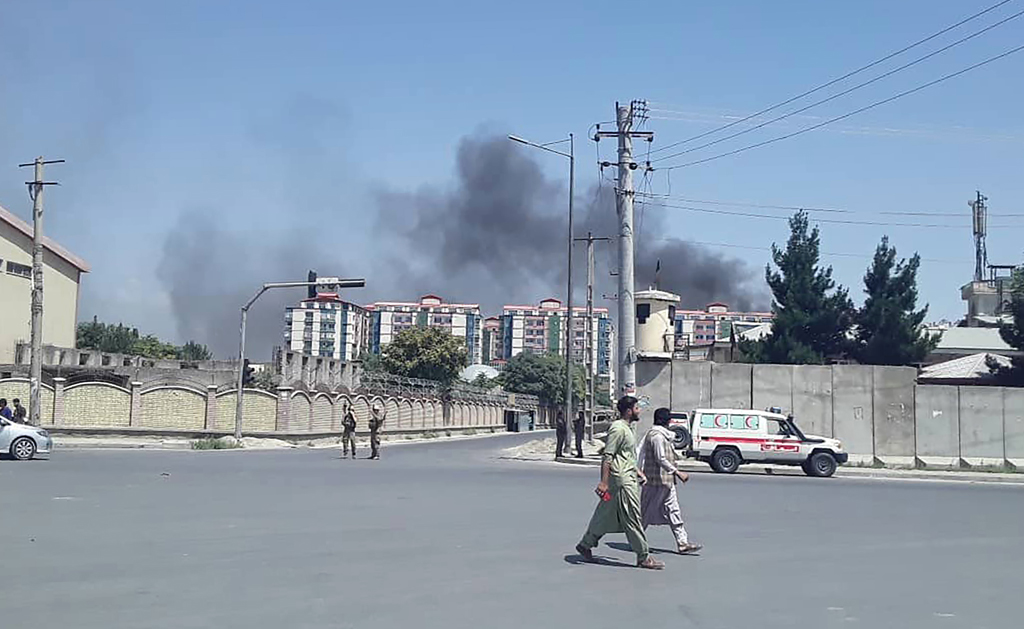 Rauchwolke über dem Anschlagsort in Kabul (Bild: STR/AFP)