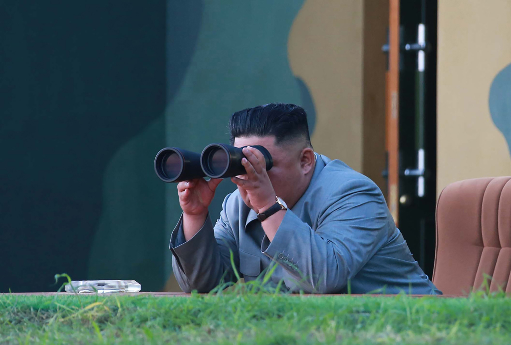Nordkoreas Machthaber Kim Jong Un beobachtet den Rakententest am 25. Juli (Bild: KCNA via KNS/AFP)