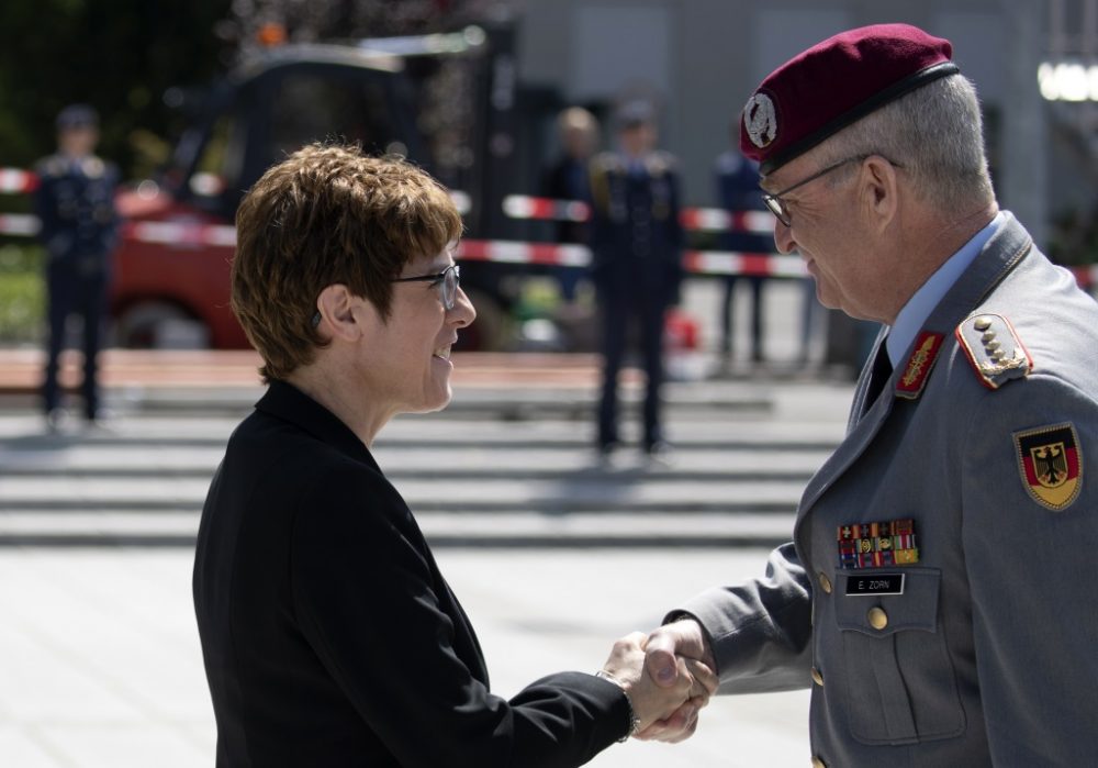 Annegret Kramp-Karrenbauer und Eberhard Zorn, Generalinspekteur der Bundeswehr (Bild: Axel Schmidt/AFP)