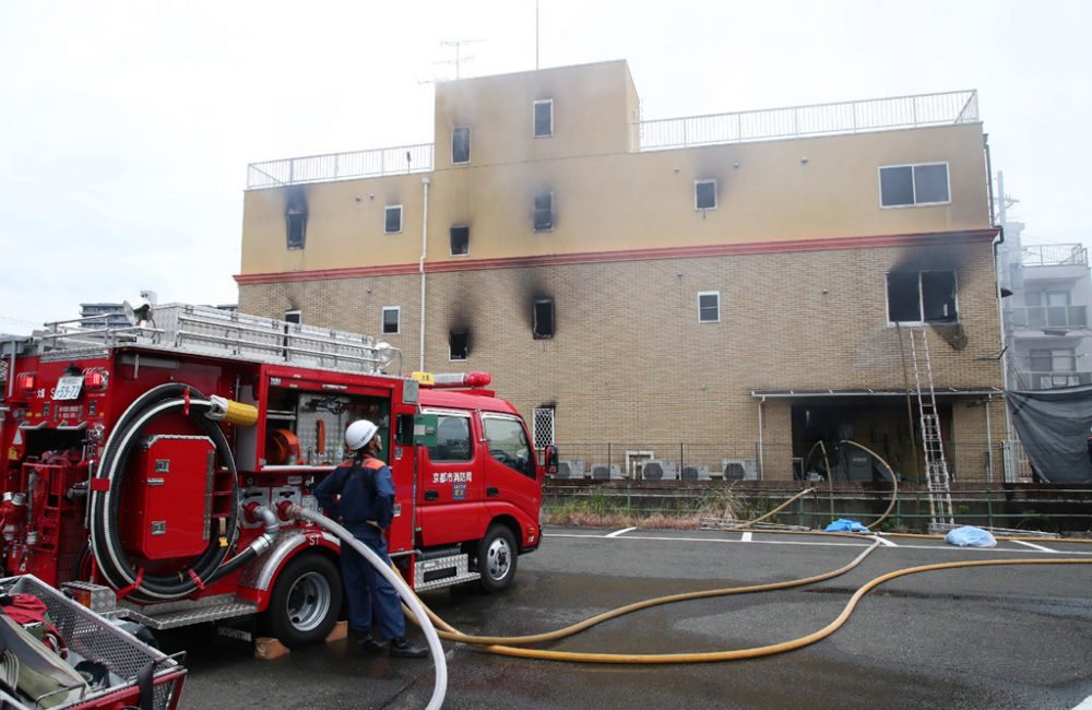 Feuerwehr vor dem ausgebrannten Animationsstudio im japanischen Kyoto (Bild: Jiji Press/AFP)