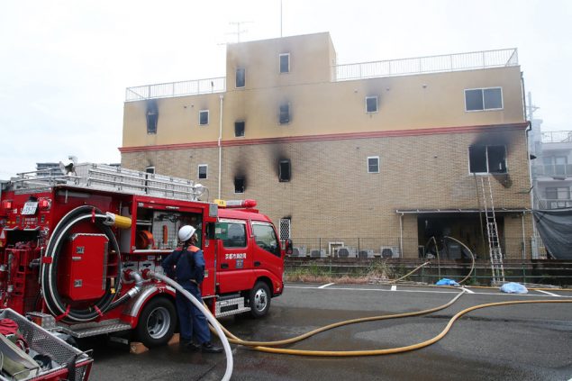 Feuerwehr vor dem ausgebrannten Animationsstudio im japanischen Kyoto (Bild: Jiji Press/AFP)