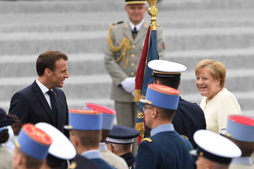 Merkel und Macron bei der Militärparade zum französischen Nationalfeiertag (Bild: Alain Jocard/AFP)