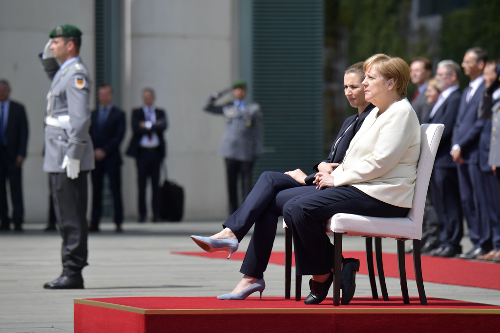 Bundeskanzlerin Angela Merkel mit der neuen dänischen Ministerpräsidentin Frederiksen (Bild: Tobias Schwarz/AFP)