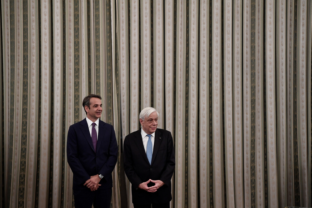 Griechenlands Premierminister Kyriakos Mitsotakis mit Präsident Prokopis Pavlopoulos (Bild: Louisa Gouliamaki/AFP)