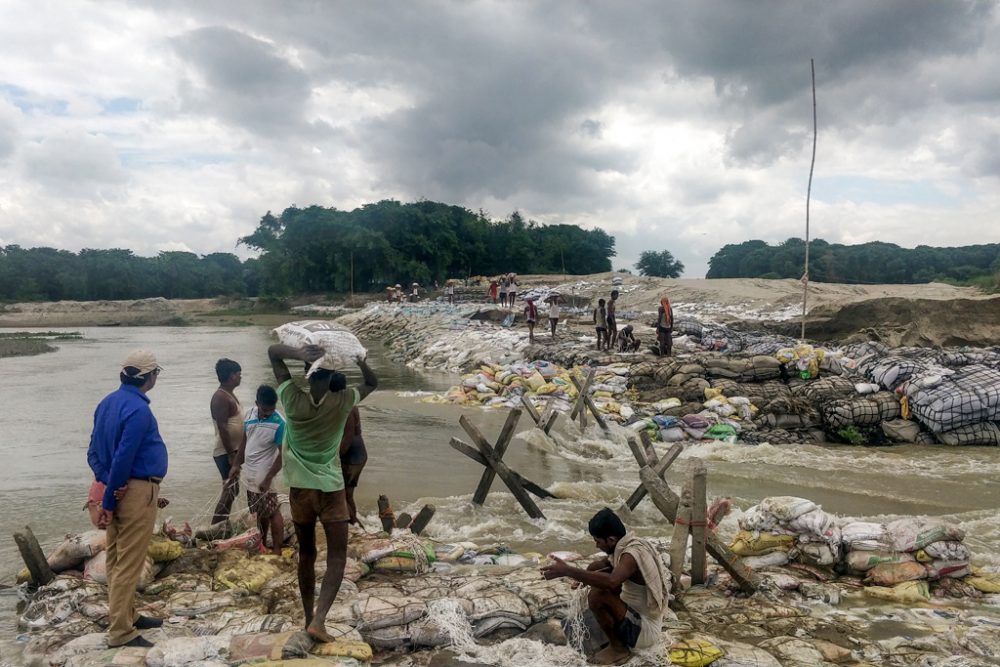 Monsunregen und heftige Gewitter haben auch am Sonntag in Südasien für Chaos und Verwüstung gesorgt. Im Norden und Nordosten Indiens, in Nepal und in Bangladesch kamen Dutzende Menschen bei schweren Überschwemmungen und Erdrutschen ums Leben (Bild: STR/AFP)