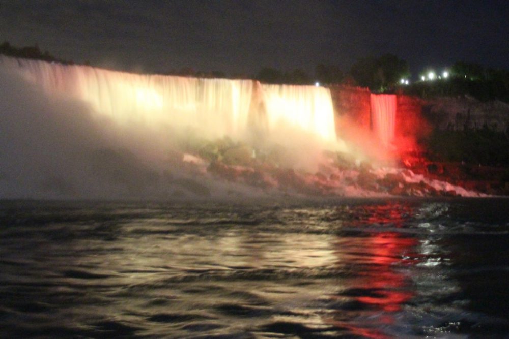 Niagara-Fälle in den belgischen Farben (Bild: Ulle Baum/Ambassade de Belgique au Canada)