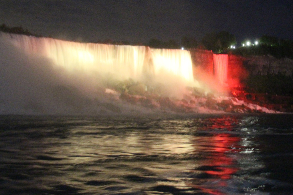 Niagara-Fälle in den belgischen Farben (Bild: Ulle Baum/Ambassade de Belgique au Canada)