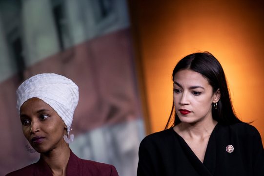 Ilhan Omar und Alexandria Ocasio-Cortez sind zwei der vier demokratischen Kongressabgeordneten, die von Trump verbal attackiert wurden (Bild: Brendan Smialowski/AFP)