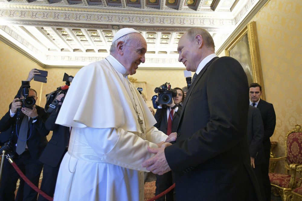 Papst Franziskus und Wladimir Putin im Vatikan (Bild: VATICAN MEDIA/AFP)