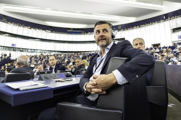 Pascal Arimont im Plenarsaal des Europäischen Parlaments (Bild: Büro Arimont)