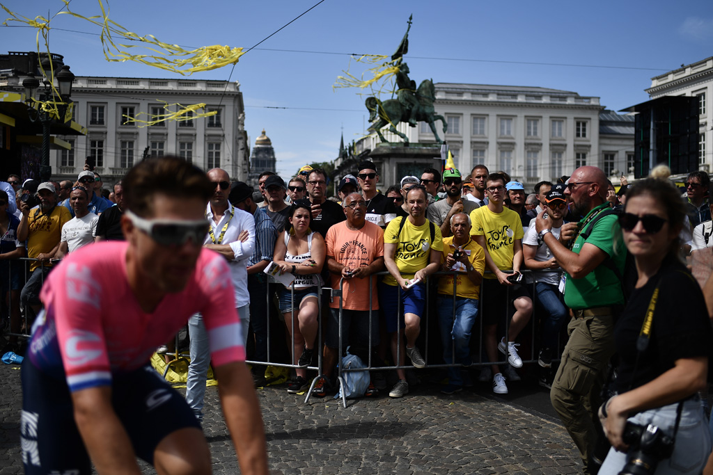 Fahrrad-Begeisterte auf der Brüsseler Place Royale beim Start der ersten Etappe der Tour de France 2019 (Bild: Jeff Pachoud/AFP)