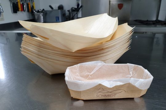 Eine gute Alternative zu Plastik: Schälchen aus Holz (Bild: Lena Orban/BRF)