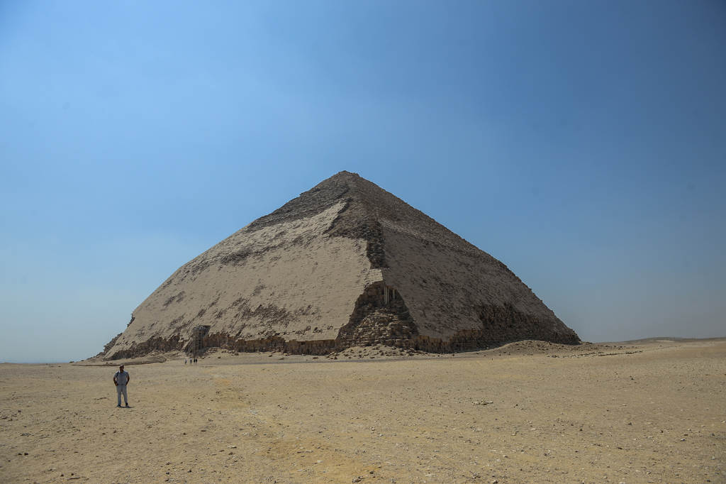 Die sogenannte "Knickpyramide" von König Snofru ist nach mehr als 50 Jahren wieder für Besucher zugänglich (Bild: Mohamed el-Shahed/AFP)