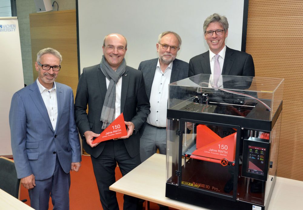 Vorstellung des Jubiläumsprogramms der RWTH und des Mottos, das direkt aus dem 3D-Drucker kommt: RWTH-Senatsvorsitzender Professor Stefan Kowalewski, Rektor Professor Ulrich Rüdiger, Kanzler Manfred Nettekoven und Oberbürgermeister Marcel Philipp (v.l.n.r.) (Bild: Andreas Schmitter/RWTH Aachen)