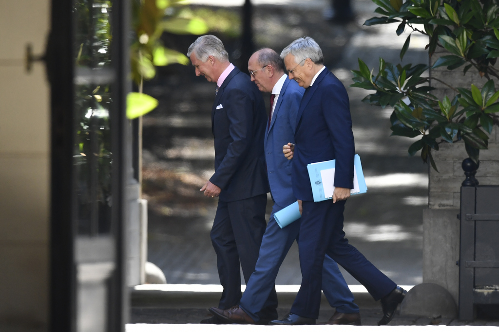 Johan Vande Lanotte (Mitte) und Didier Reynders (rechts) am 29.7. bei König Philippe (Bild: Eric Lalmand/Belga)