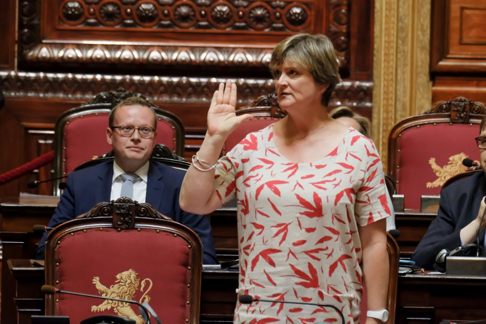 Sabine Laruelle legt ihren Eid am 4.7.2019 im Senat in Brüssel ab (Bild: Nicolas Maeterlinck/Belga)