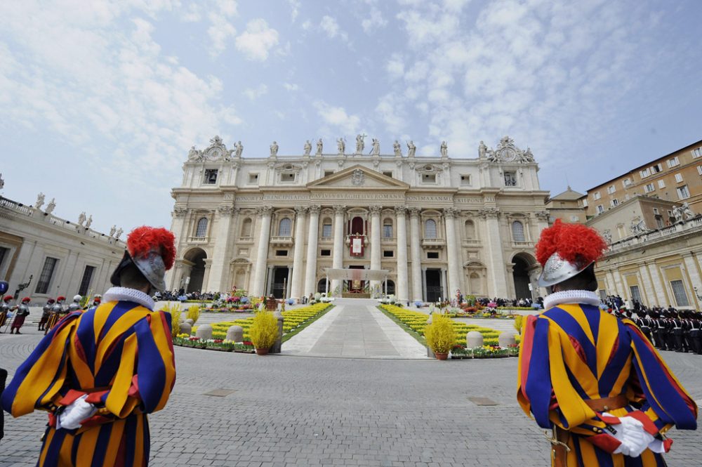 Schon seit 1506 beschützt die Schweizergarde den Papst (Bild: Maurizio Brambatti/EPA)