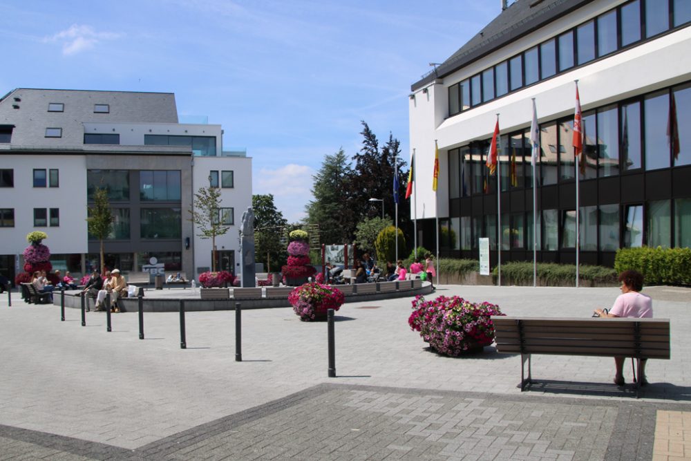 Der neu gestaltete Rathausplatz von St. Vith (Bild: Rudi Schroeder/BRF)