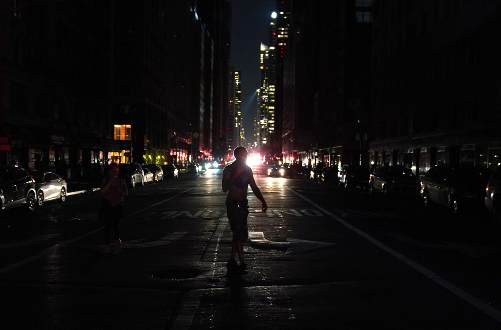 Blackout in New York: Die 6th Avenue im Dunkeln (Bild: Timothy A. Clary/AFP)